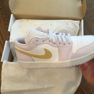 Women’s air Jordan 1 low barely grape size 9. Guaranteed authentic.